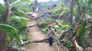 20251114_Jalan-rusak-di-Kebumen-karena-tanah-bergerak.jpg