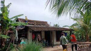 20251115_Rumah-rusak-terdampak-angin-kencang-di-Kendal.jpg