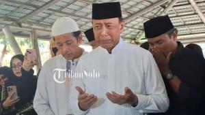 20251117-_-Kesedihan-Wiranto-Saat-Istrinya-Dimakamkan-di-Karanganyar.jpg