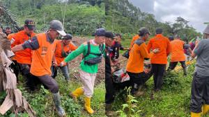 20251117_Tim-SAR-gabungan-evakuasi-satu-korban-longsor-Situkung-Banjarnegara_1.jpg