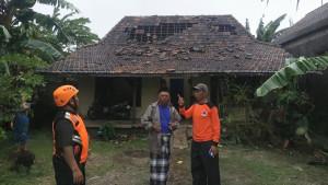 20251118_CEK-RUMAH-RUSAK-Petugas-mengecek-kondisi-rumah-warga.jpg