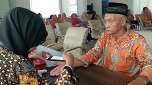20251120_Calon-jemaah-haji-saat-mengikuti-proses-rekam-biometri-visa-di-Batang_1.jpg