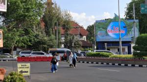 2050915_Pejalan-kaki-menyeberang-di-kawasan-Tugu-Muda-Semarang_1.jpg