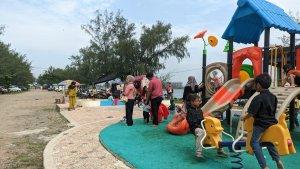 Aktivitas-para-wisatawan-di-Pantai-Marina-Semarang-saat-libur-panjang-2.jpg
