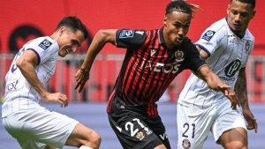 Alexis-Beka-Beka-tengah-kala-beraksi-membela-Nice-dalam-laga-Liga-Perancis.jpg