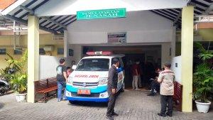 Ambulance-yang-membawa-jenazah-Mantan-Wali-Kota-Batu-Eddy-Rumpoko.jpg