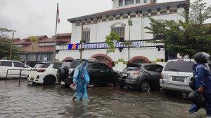 Banjir-di-Semarang-juga-merendam-kawasanStasiun-Tawang-Semarang.jpg