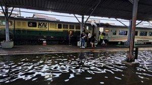 Banjir-di-Stasiun-Tawang-Semarang.jpg