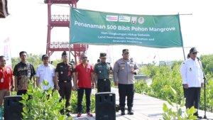 Bupati-Rembang-H-Abdul-Hafidz-SPdI-Kanan-Mulyono-Duputy-Branch-Manager-Alfamart-Kiri.jpg