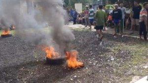 DEMO-Ratusan-masyarakat-sedang-melakukan-aksi-demonstrasi.jpg