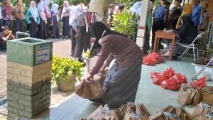 Distribusi-MBG-ke-peserta-didik-di-SMA-Negeri-1-Tunjungan-Blora.jpg