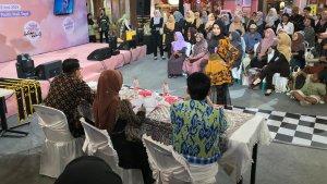FASHION-SHOW-Peserta-tampil-di-hadapan-juri-dengan-memakai-batik-Tegal.jpg