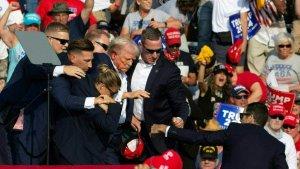 Foto-AFP-menunjukkan-momen-Trump-dengan-wajah-berlumuran-darah-dievakuasi-dari-panggung.jpg