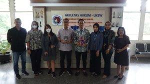 Foto-bersama-penyerahan-plakat-penghargaan-Hukumonline-Top-of-Law-School-2023.jpg