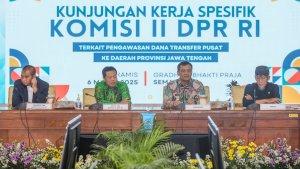 Gubernur-Jateng-Ahmad-Luthfi-mengikuti-rapat-koordinasi-bersama-Komisi-II-DPR-RI.jpg