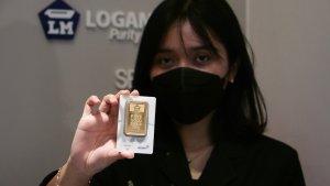 HARGA-EMAS-Staf-Butik-Emas-Logan-Mulia-Antam-menunjukkan-replika-log.jpg