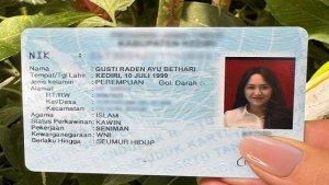 Happy-Asmara-Unggah-KTP-dengan-Nama-Baru.jpg
