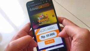 Ilustrasi-situs-judi-online-yang-bisa-diakses-melalui-telepon-genggam-Rabu-2762024.jpg