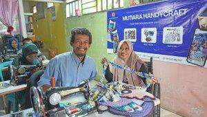 Irma-Suryati-dari-Kursi-Roda-Semakin-Mendunia-dengan-Kain-Perca.jpg