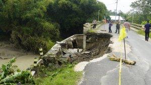 JALAN-LONGSOR-Bupati-Blora-Arief-Rohman-saat-meninjau-jalan-longs.jpg