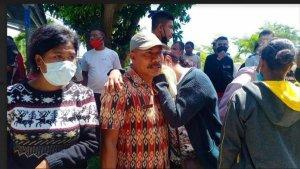 Jesika-Boimau-memeluk-pamannya-yang-ikut-menjemput-jenazah-kakaknya.jpg