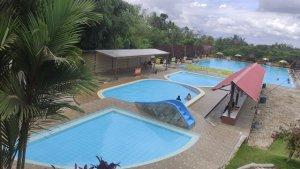 KOLAM-RENANG-Pemandangan-kolam-renang-Taman-Desa-Randu-Ben.jpg