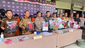 Kapolres-Batang-AKBP-Samun-beserta-Forkopimda-menunjukkan-52023.jpg