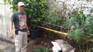 Kapolsek-BanyumanikAKP-Ali-Santoso-mengecek-lokasi-ditemukan-bayi-laki-laki.jpg