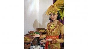 Karyawan-Dafam-Hotel-Semarang-memamerkan-menu-Bali_1.jpg