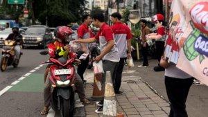 Ksatria-JNE-Expess-berbagi-takjil-untuk-pengendara-di-Jalan-Raya-Tomang-223fds2543.jpg