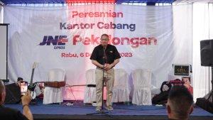 M-Feriadi-Soeprapto-Presiden-Direktur-JNE-memberikan.jpg