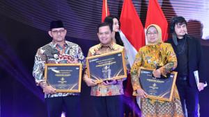 MENERIMA-PENGHARGAAN-Wakil-Bupati-Pekalongan.jpg