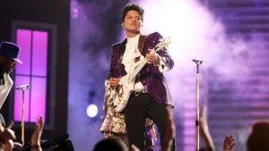Musisi-Bruno-Mars-tampil-di-malam-puncak-Grammy-Awards.jpg