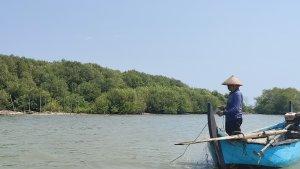 Nelayan-Semarang-Sarjito-saat-bekerja-menjaring-ikan-di-dekat-hutan-mangrove-Trimulyo.jpg