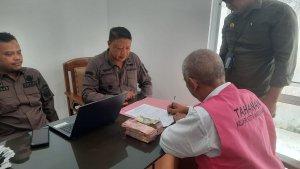 Nugroho-Riyadi-saat-mengembalikan-uang-pengganti-atas-kasus-korupsi.jpg