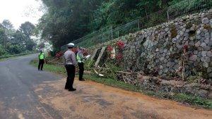 OLAH-TKP-Anggota-Satlantas-Polres-Karanganyar-melakukan-olah-TKP-kecelak.jpg