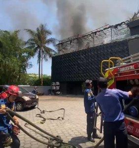 PADAMKAN-API-Detik-detik-petugas-memadamkan-api.jpg