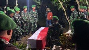 PEMAKAMAN-Suasana-pemakaman-jenazah-Kopda-Eri-Dwi-Priambodo-di-TPU-Banjar.jpg