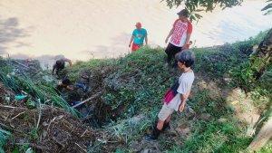 PEMBERSIHAN-PINTU-AIR-Warga-melakukan-pembersihan-pintu-air-di-ba.jpg