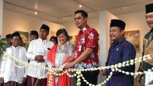 PEMOTONGAN-PITA-Bupati-Jepara-Witiarso-Utomo-bersama-Wakil-Ketua-MPR-RI.jpg