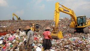 PILAH-SAMPAH-Sejumlah-warga-mengais-sampah-dengan-cara-memilah-jenis-sampah-b.jpg