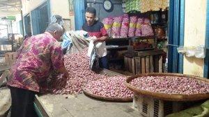 Pedagang-bawang-merah-di-Pasar-Kawunganten.jpg