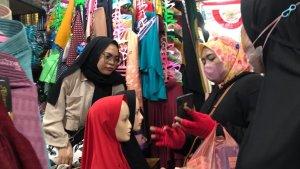 Pedagang-di-Pasar-Johar-Semarang-tampak-sedang-melihat-model-hijab.jpg
