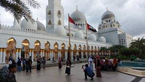 Pengunjung-memadati-kawasan-Masjid-Raya-Syeikh-Zayed-SolOOO.jpg