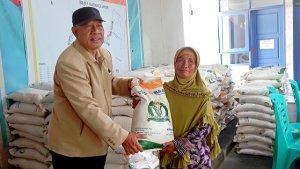 Penyaluran-bantuan-pangan-beras-kepada-warga-di-Desa-Karangluhur.jpg