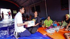 Penyerahan-bantuan-BRI-Peduli-kepada-warga-terdamp.jpg