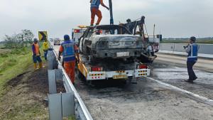 Peristiwa-kebakaran-mobil-di-jalan-Tol-Semarang.jpg