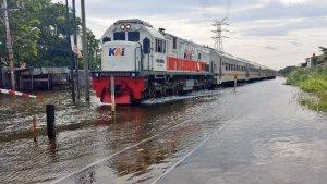 Perlintasan-kereta-api-Kaligawe-yang-menghubungkan-stasiun-Semarang-Tawang-Semarang.jpg