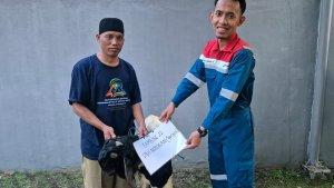 Pertamina-menyerahkan-hewan-kurban-untuk-disembelih.jpg