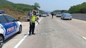 Petugas-Kepolisian-sedang-mengamankan-TKP-kecelakaan-maut-di-ruas-jalan.jpg